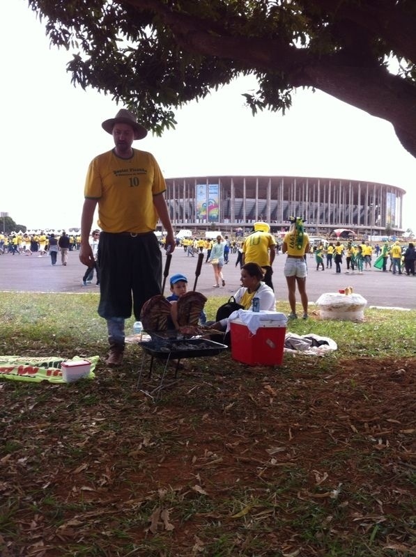 Torcedores fazem churrasco na entrada do do estádio Mané Garrincha