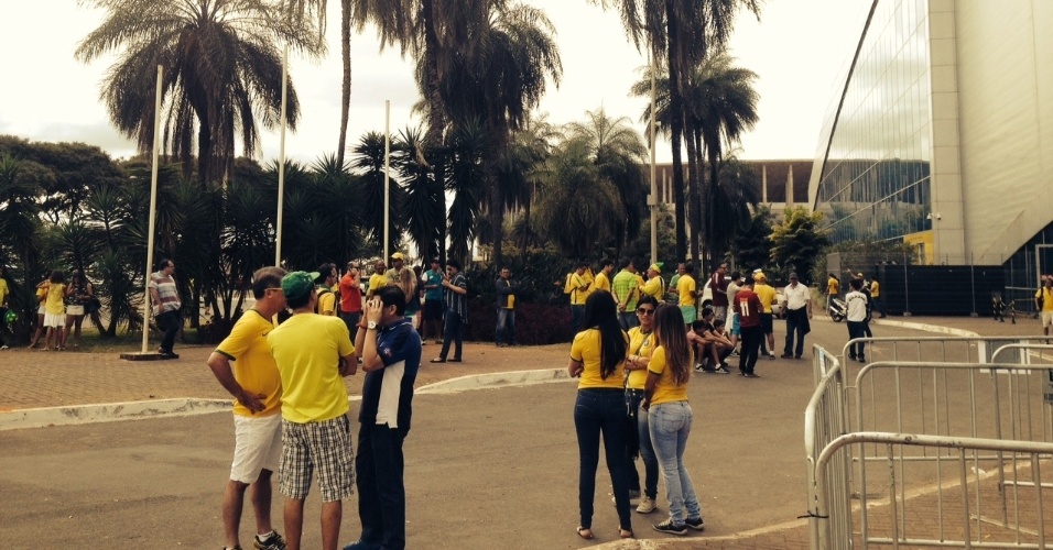 Torcedores fazem turismo cívico e até rezam na catedral antes de jogo da seleção em Brasília