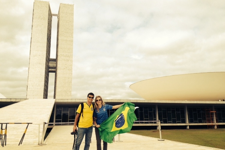 Torcedores fazem turismo cívico e até rezam na catedral antes de jogo da seleção em Brasília