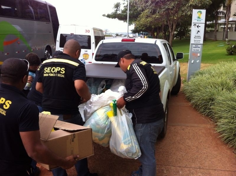 Três ambulantes são presos pela polícia por venderem produtos da Copa falsificados no entorno do estádio Mané Garrincha, em Brasília