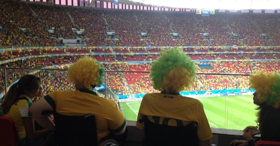 23.jun.2013 -- Cadeirantes acompanham partida entre Brasil e Camarões na segunda-feira (23) no estádio Mané Garrincha, em Brasília: goleada de quatro a um para a seleção