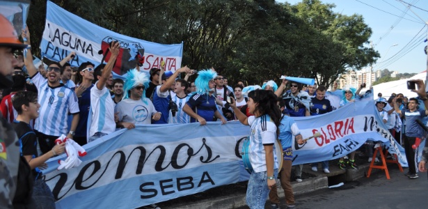 A seleção argentina foi recebida com festa no Beira-Rio, em Porto Alegre, nesta terça-feira