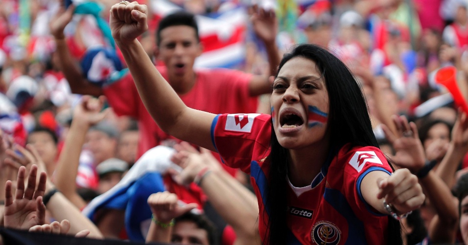 24.jun.2014 - Costarriquenhos lotam as ruas de San Jose para assistir ao jogo contra a Inglaterra