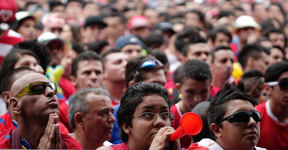 24.jun.2014 - Costarriquenhos lotam as ruas de San Jose para assistir ao jogo contra a Inglaterra