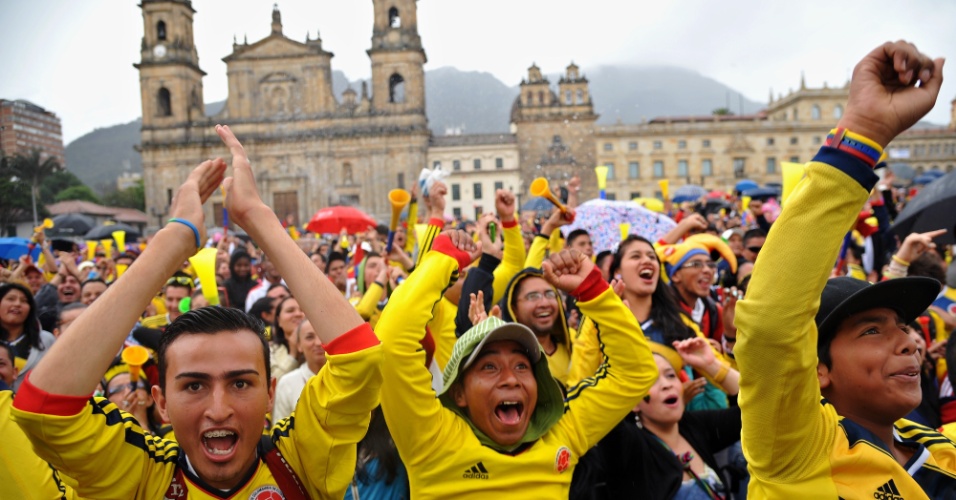 24.jun.2014 - Em Bogotá, colombianos festejam classificação em primeiro lugar no grupo C após goleada sobre o Japão
