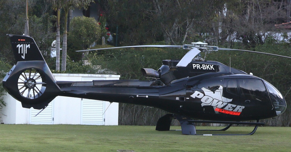 24jun.2014 - Filho de Neymar, Davi Lucca chega à Granja Comary de helicóptero no dia de folga da seleção