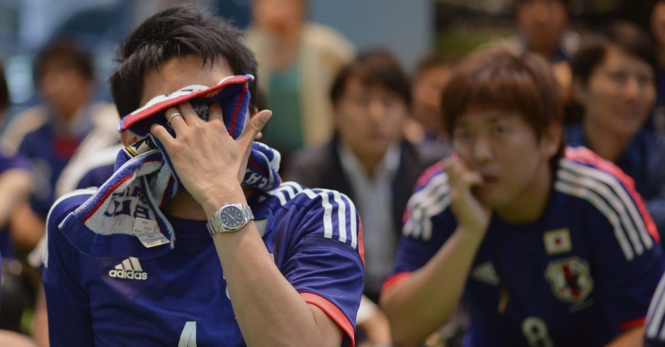 24.jun.2014 - Japoneses lamentam em Tóquio mais uma derrota do Japão e eliminação na Copa do Mundo