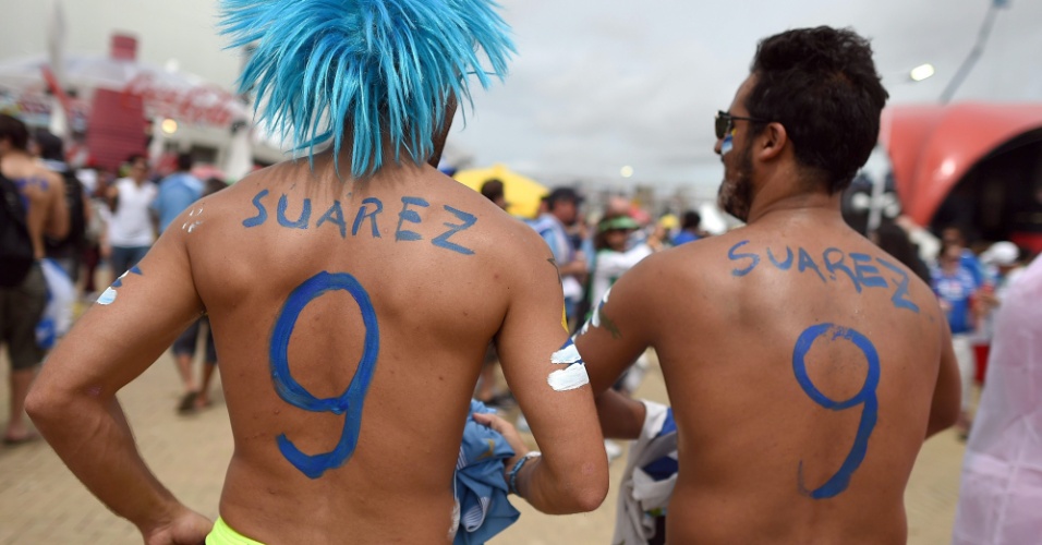 Torcedores do Uruguai pintam nas costas o número 9 de Luis Suárez
