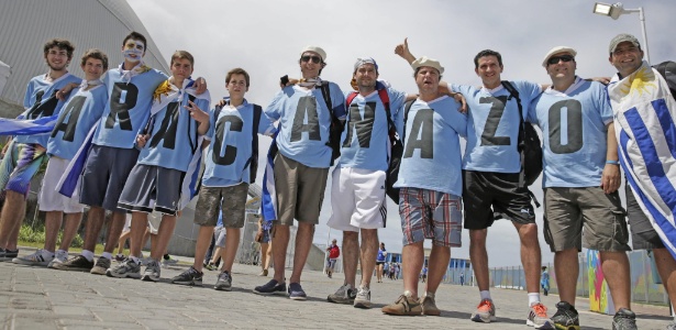 Torcedores do Uruguai vestem-se de "Maracanazo" para acompanhar partida contra a Itália na Arena das Dunas
