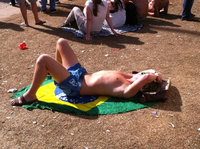 24.jun.2014 - Turista aproveita tarde de sol para se bronzear na Fan Fest de São Paulo