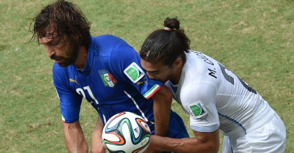Andrea Pirlo, da Itália, tenta impedir Martin Caceres, do Uruguai, de repor bola em jogo na Arena das Dunas