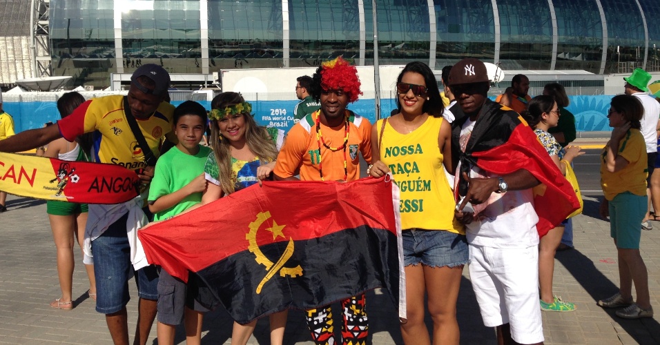 Angolanos e brasileiros confraternizam em frente ao Castelão antes de Grécia e Costa do Marfim