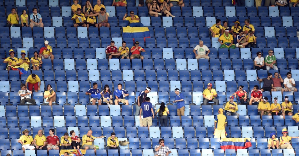 24.jun.2014 - Arquibancada da Arena Pantanal não estava completamente cheia no primeiro tempo da partida entre Japão e Colômbia