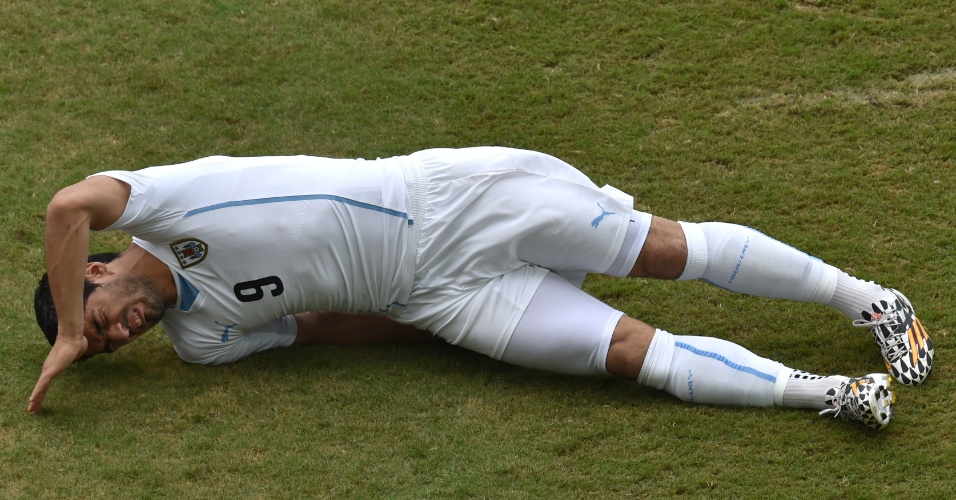 Atacante Luis Suarez, do Uruguai, reage após ser derrubado em partida contra a Itália, na Arena das Dunas