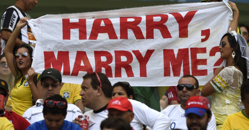 Brasileira pede o príncipe Harry em casamento; ele marcou presença durante o jogo entre Inglaterra e Costa Rica, no Mineirão