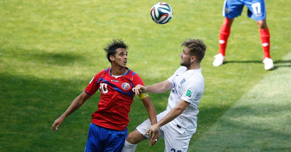 Bryan Ruiz, da Costa Rica, e o inglês Luke Shaw disputam a bola pelo alto