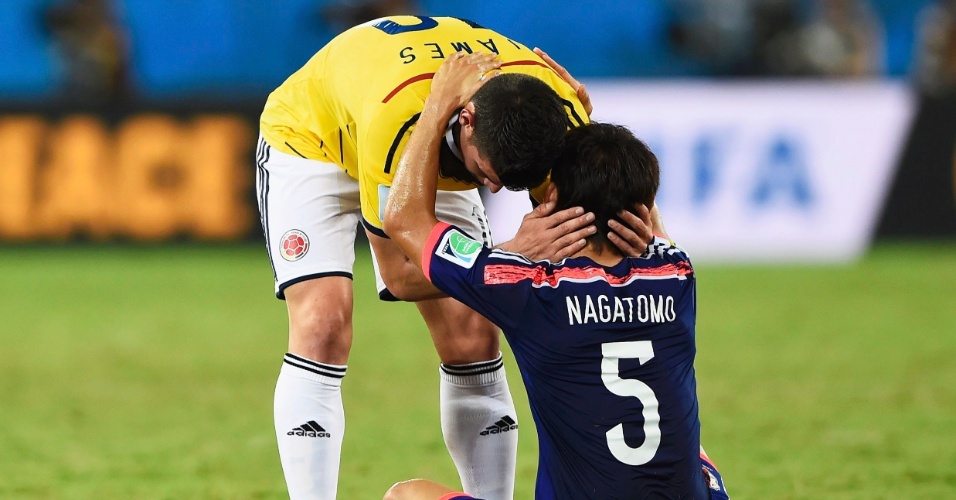 24.jun.2014 - Colombiano James Rodriguez consola o japonês Yuto Nagatomo depois da vitória dos sul-americanos por 4 a 1 na Arena Pantanal