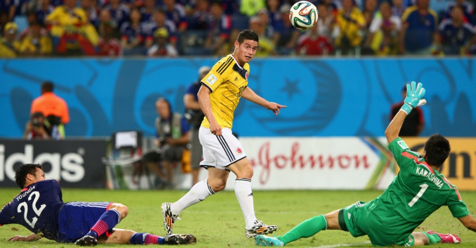 24.jun.2014 - Colombiano James Rodriguez deixa japonês no chão e toca por cima do goleiro para fechar a vitória por 4 a 1 da Colômbia, na Arena Pantanal