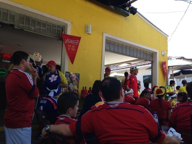 24.jun.2014 - Colombianos vão para o bar aproveitar os momentos antes da partida contra o Japão, na Arena Pantanal