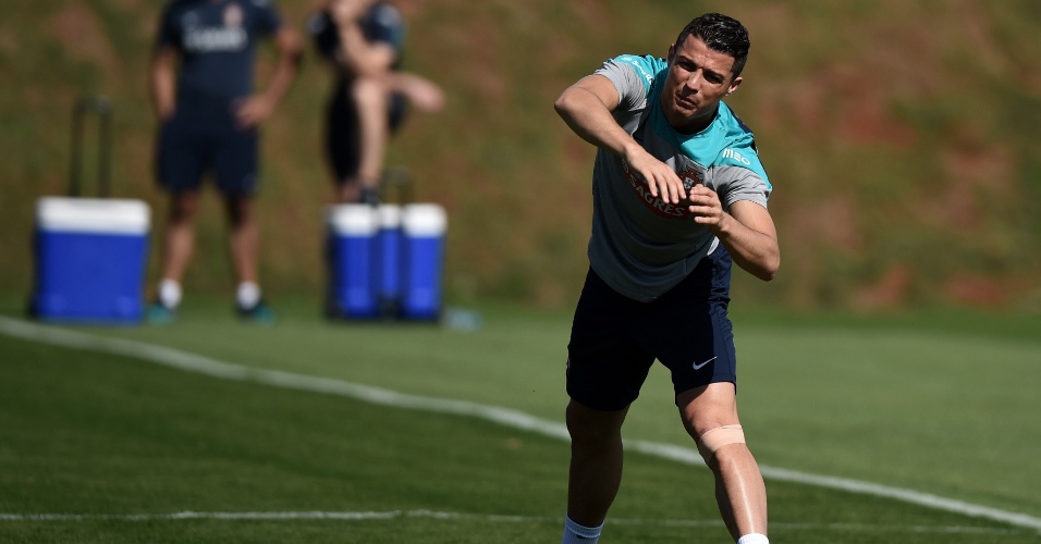 Com seleção de Portugal com chances remotas de classificação, Cristiano Ronaldo treina em Campinas com proteção no joelho