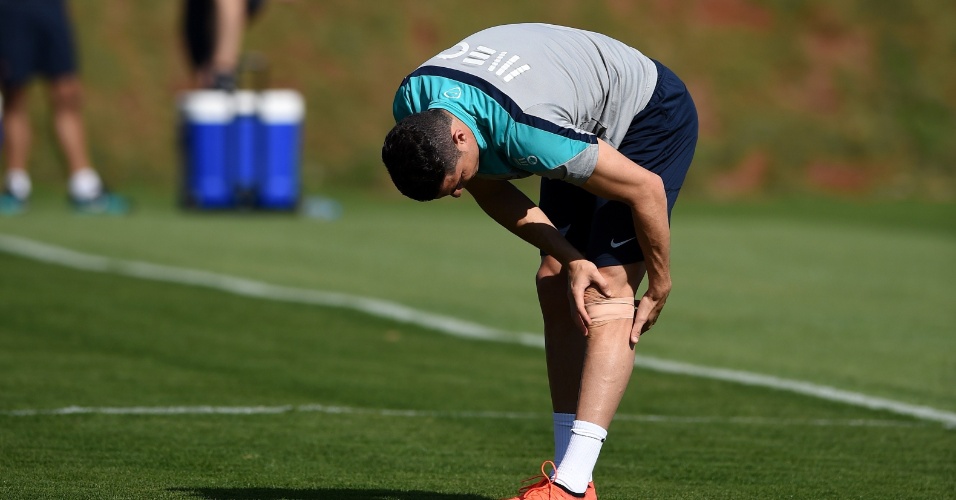 Com seleção de Portugal com chances remotas de classificação, Cristiano Ronaldo treina em Campinas com proteção no joelho