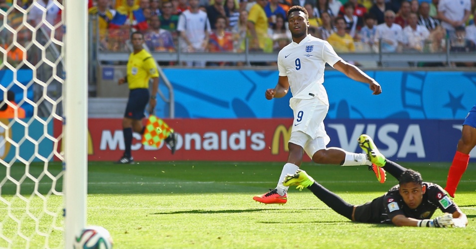 Daniel Sturridge chuta para o gol e a bola passa rente à trave no empate em 0 a 0 com a Costa Rica