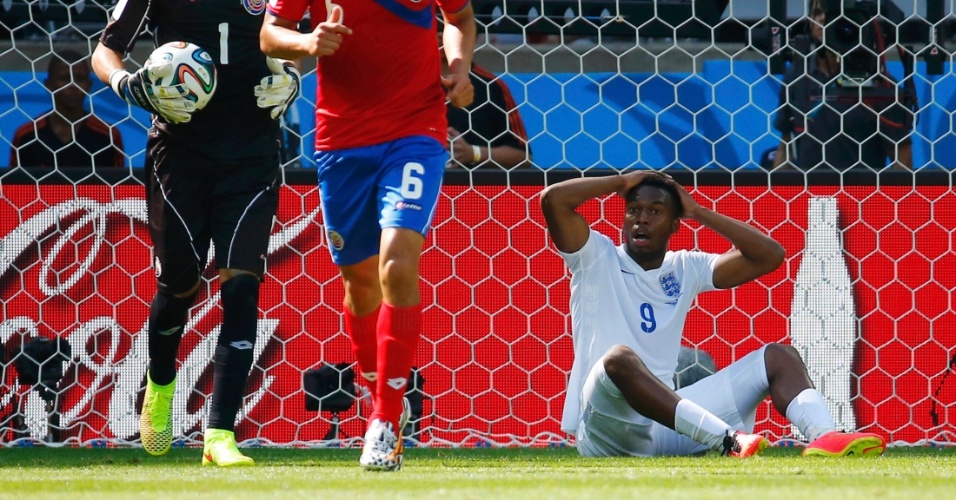 Daniel Sturridge, da Inglaterra, fica no chão e pede pênalti no primeiro tempo contra a Costa Rica