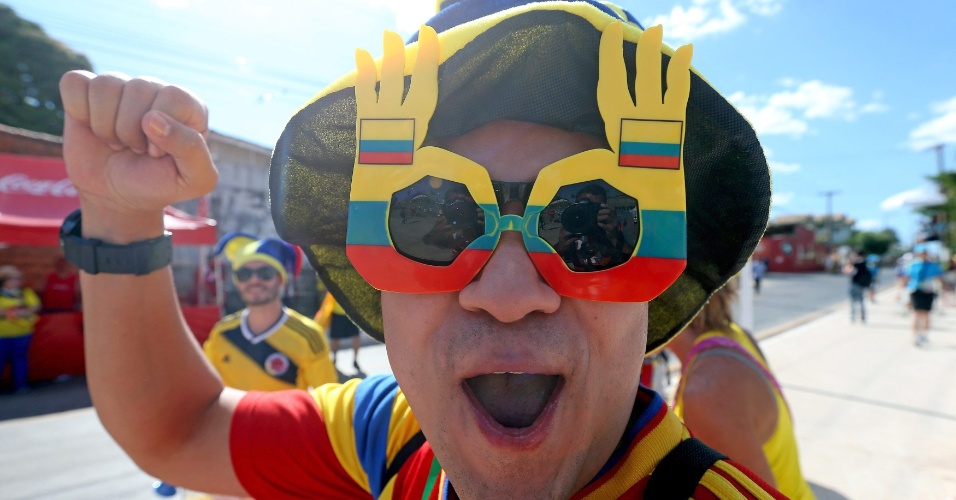 24.jun.2014 - De óculos personalizado, torcedor colombiano esbanja otimismo antes do jogo contra o Japão