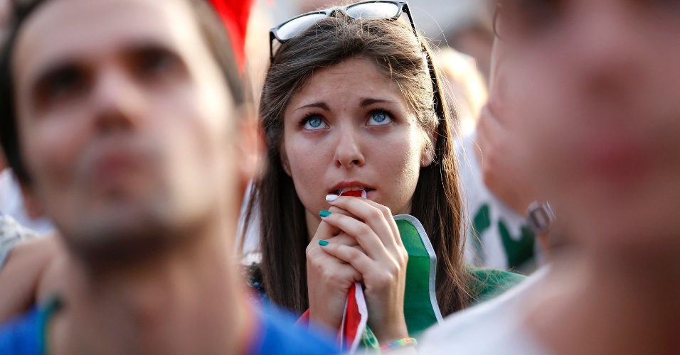 De Roma, italiana morde a bandeira enquanto assiste ao jogo contra o Uruguai