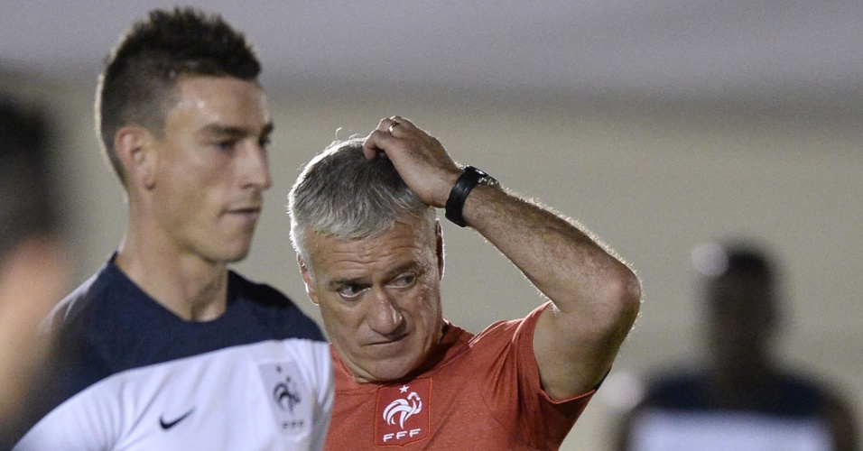Didier Deschamps, técnico da França, coça a cabeça durante treino no Engenhão, no Rio de Janeiro