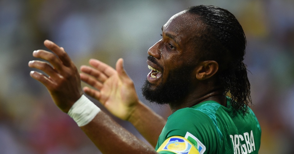 Drogba reclama com o árbitro durante partida entre Costa do Marfim e Grécia