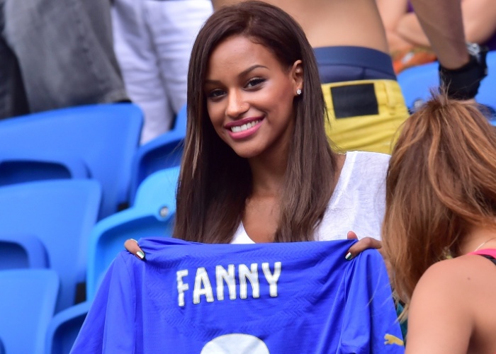Fanny Neguesha, namorada de Mario Balotelli, segura uma camisa da seleção italiana a partir das tribunas da Arena da Dunas