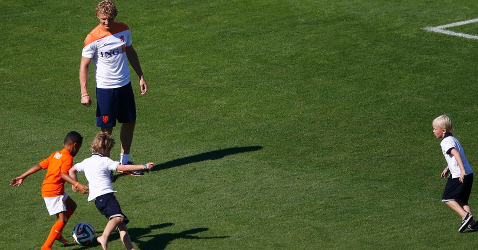 Filhos dos jogadores da seleção da Holanda aproveitaram treino descontraído para jogar bola no gramado da Gávea