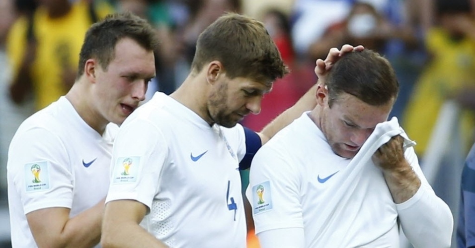 Gerrard consola Rooney, que chora - os veteranos entraram em campo no segundo tempo, mas não melhoraram a despedida da Inglaterra. O jogo contra a Costa Rica acabou em 0 a 0