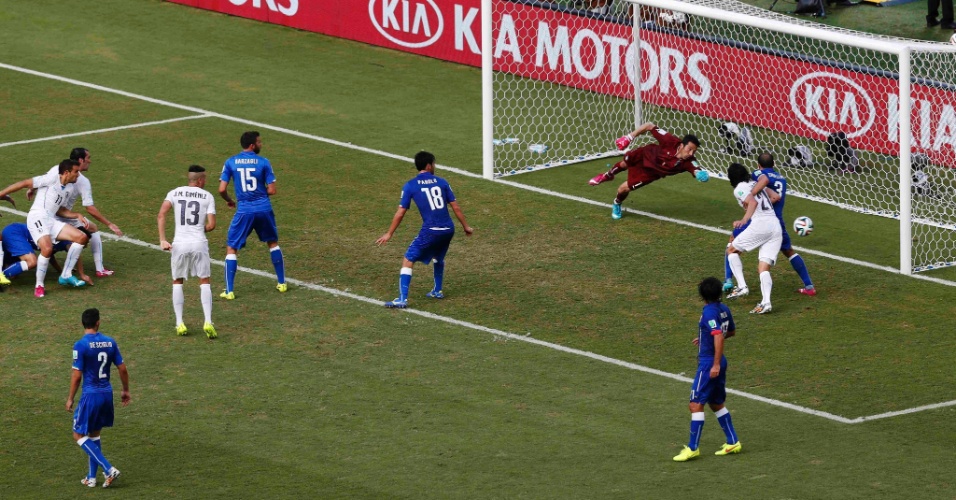 Gianluigi Buffon, da Itália, não consegue defender cabeçada de Diego Godin, do Uruguai