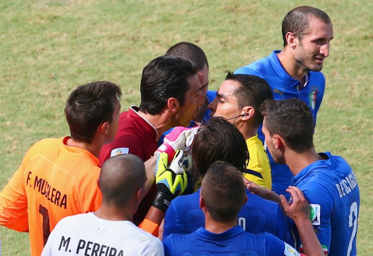 Gianluigi Buffon, da Itália, reclama com árbitro Marco Rodriguez por expulsão de Claudio Marchisio durante jogo contra o Uruguai