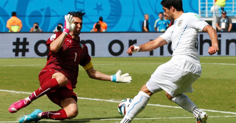 Gianluigi Buffon tenta bloquear jogada do atacante Luis Suárez - 24/06/2014