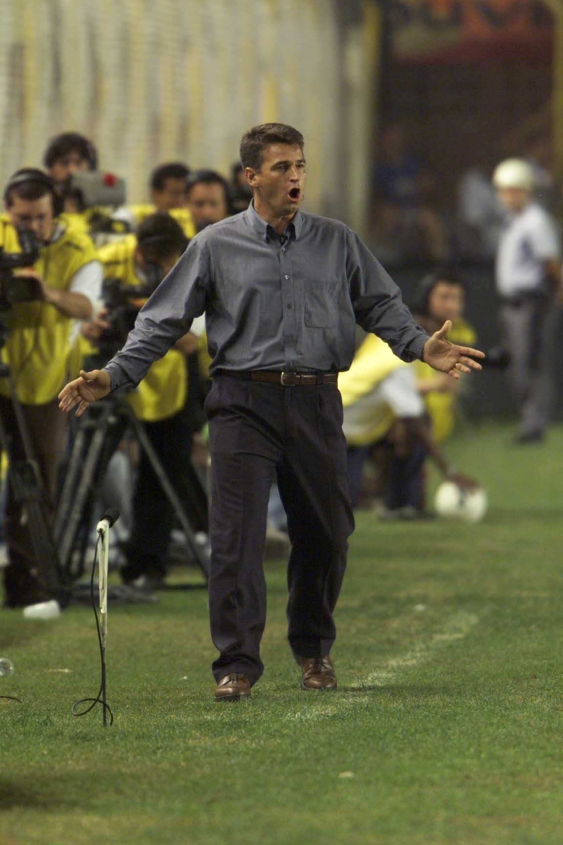 Giba comanda equipe do Santos diante do Cruzeiro, nas semifinais da Copa do Brasil de 2000 - Juca Varella / Folhapress