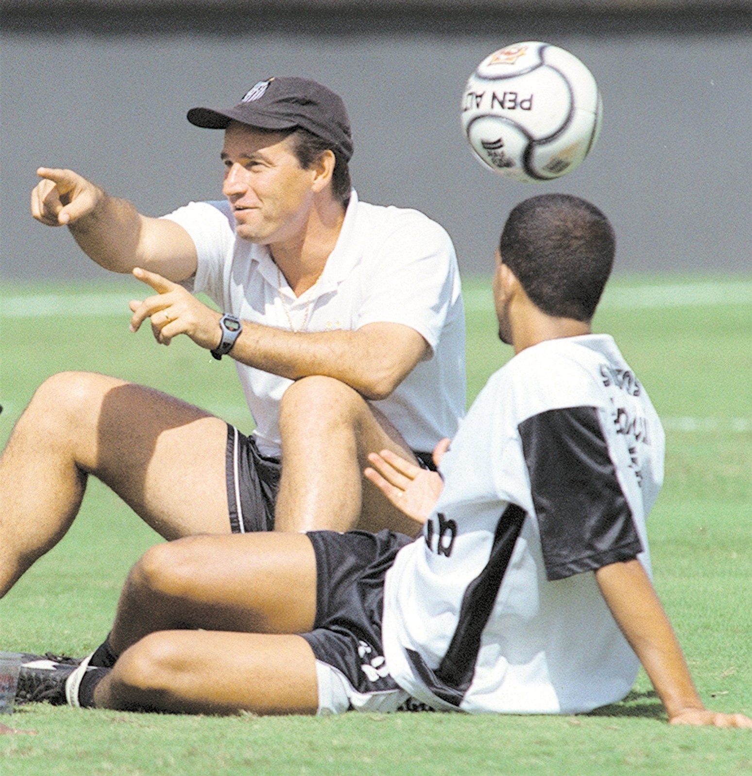 Giba foi efetivado no cargo de técnico pela diretoria do Santos em 2000. Na foto, dá instruções durante treino, observado por Eduardo Marques, na Vila belmiro - Fernando Santos/Folhapress