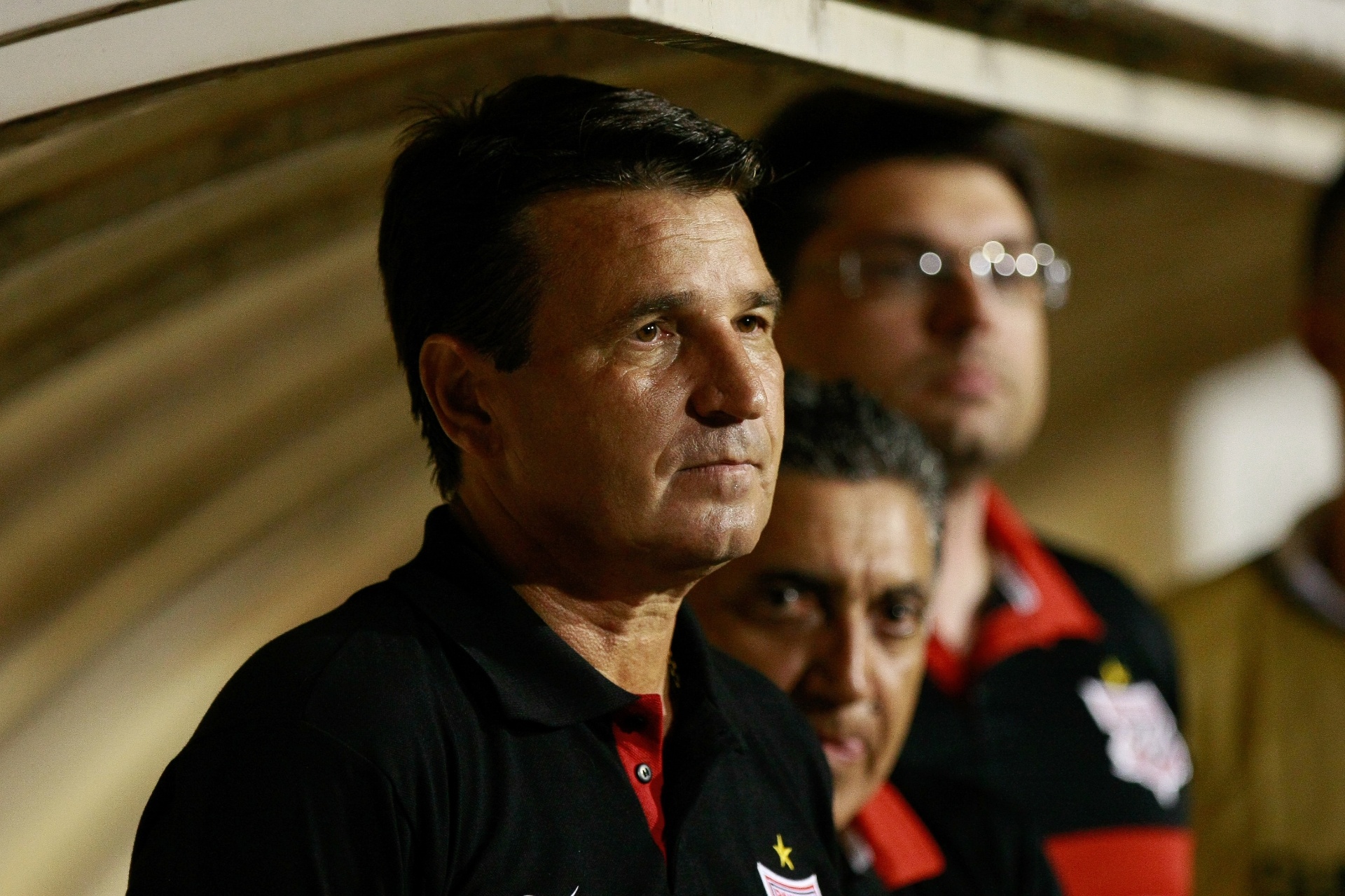 Giba observa sua equipe, o Paulista, em ação no Paulistão 2014 contra o Corinthians - Robson Ventura/Folhapress