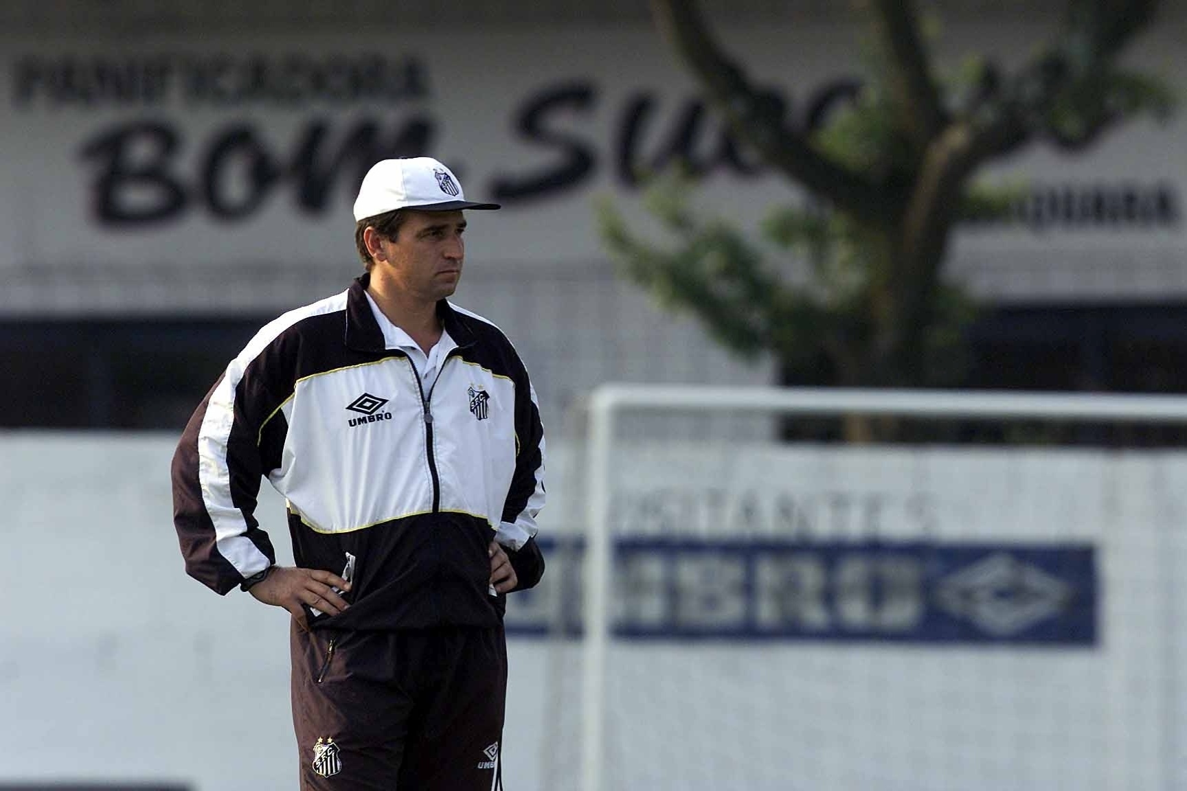 Giba observa treino do Santos, clube que treinou em 2000 - Juca Varella/Folhapress