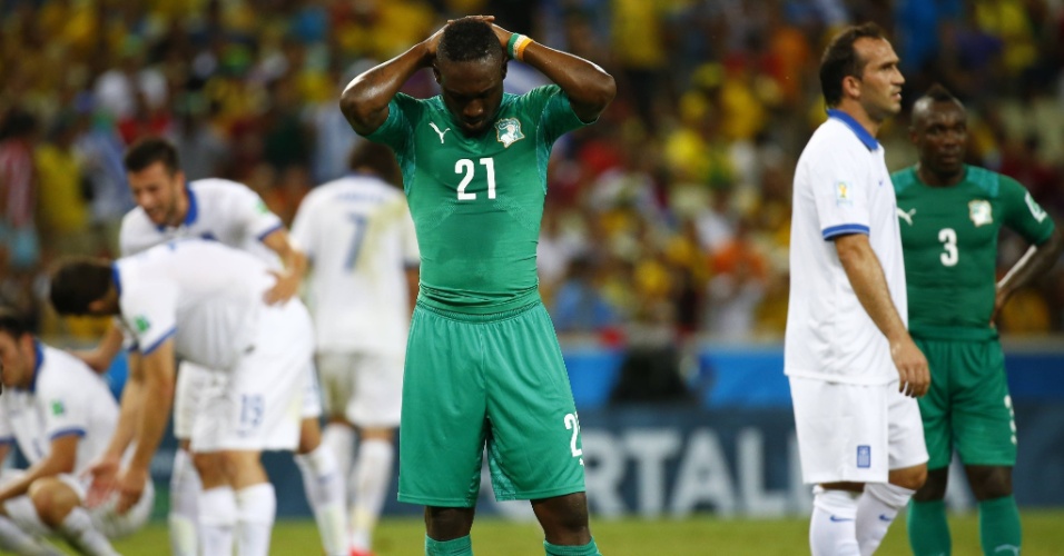 Giovanni Sio leva as mãos à cabeça após a derrota da Costa do Marfim para a Grécia