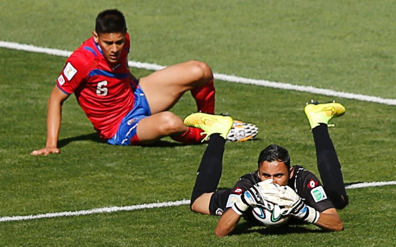 Goleiro da Costa Rica Keilor Navas pega a bola e é observado por companheiro de equipe durante o empate em 0 a 0 contra a Inglaterra