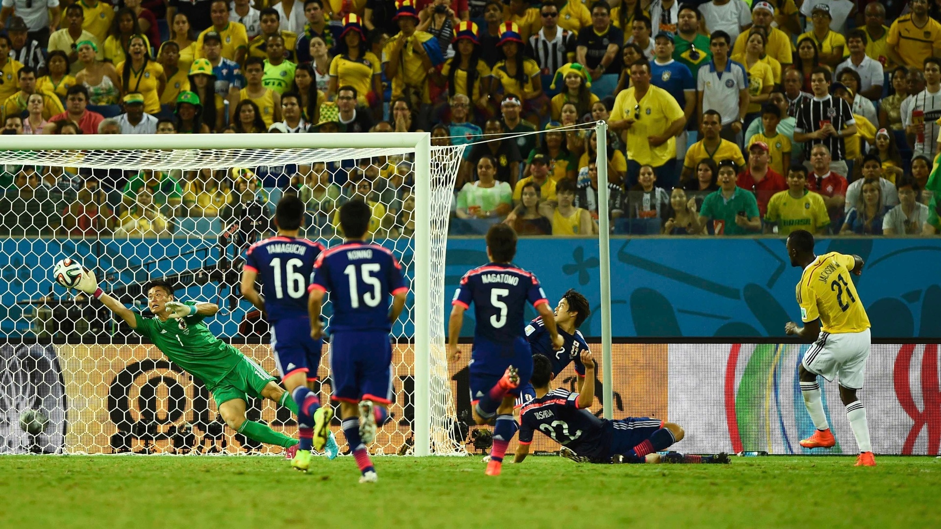 24.jun.2014 - Jackson Martinez finaliza colocado e tira do goleiro japonês Kawashima, na vitória colombiana por 4 a 1, na Arena das Dunas - undefined