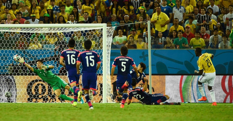 24.jun.2014 - Jackson Martinez finaliza colocado e tira do goleiro japonês Kawashima, na vitória colombiana por 4 a 1, na Arena das Dunas
