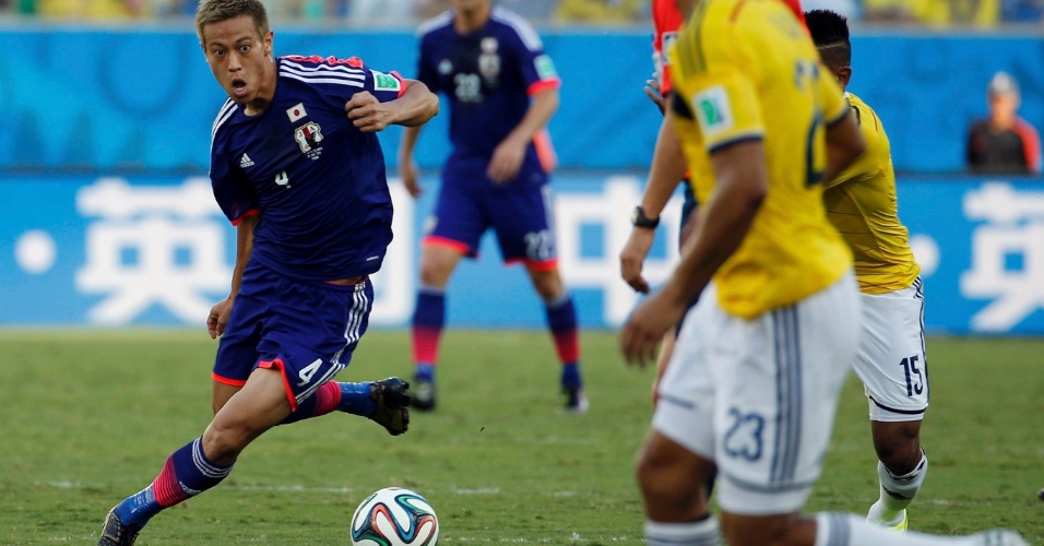 24.jun.2014 - Japonês Honda faz esforço para dominar a bola na partida contra a Colômbia, na Arena Pantanal