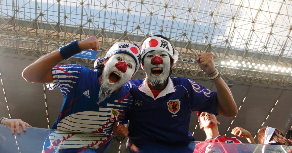 24.jun.2014 - Japoneses não escondem a alegria antes da partida contra a Colômbia, na Arena Pantanal