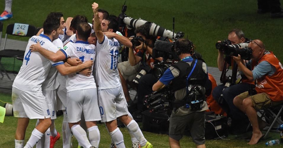 Jogadores da Grécia comemoram gol marcado contra a Costa do Marfim
