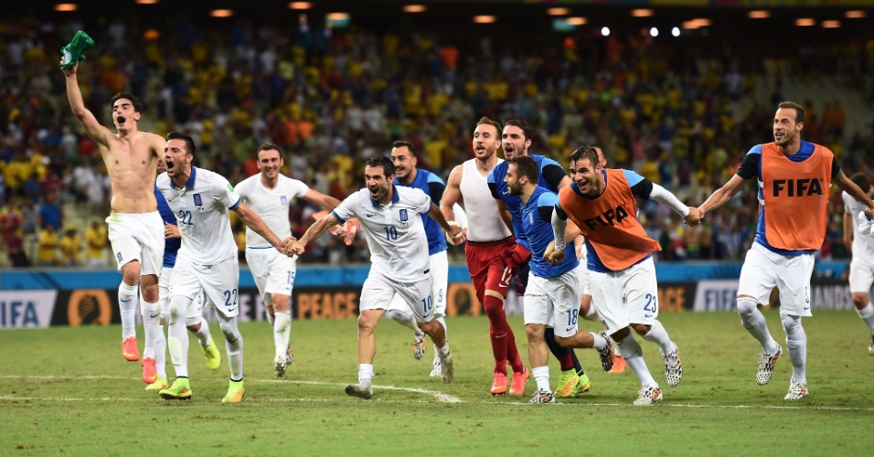 Jogadores da Grécia vibram após a equipe vencer a Costa do Marfim e garantir uma vaga nas oitavas de final da Copa