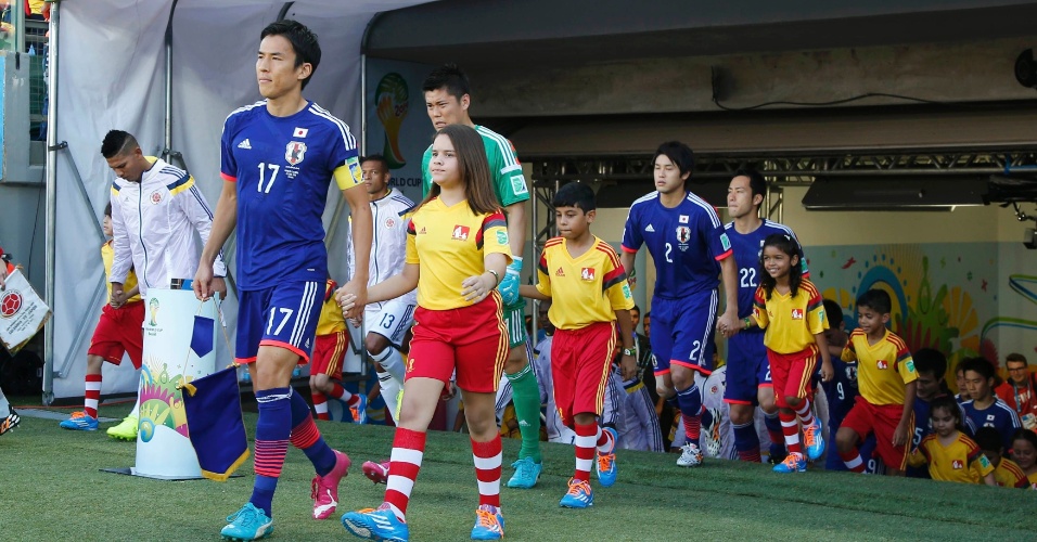 24.jun.2014 - Jogadores de Japão e Colômbia entram em campo para a partida na Arena Pantanal